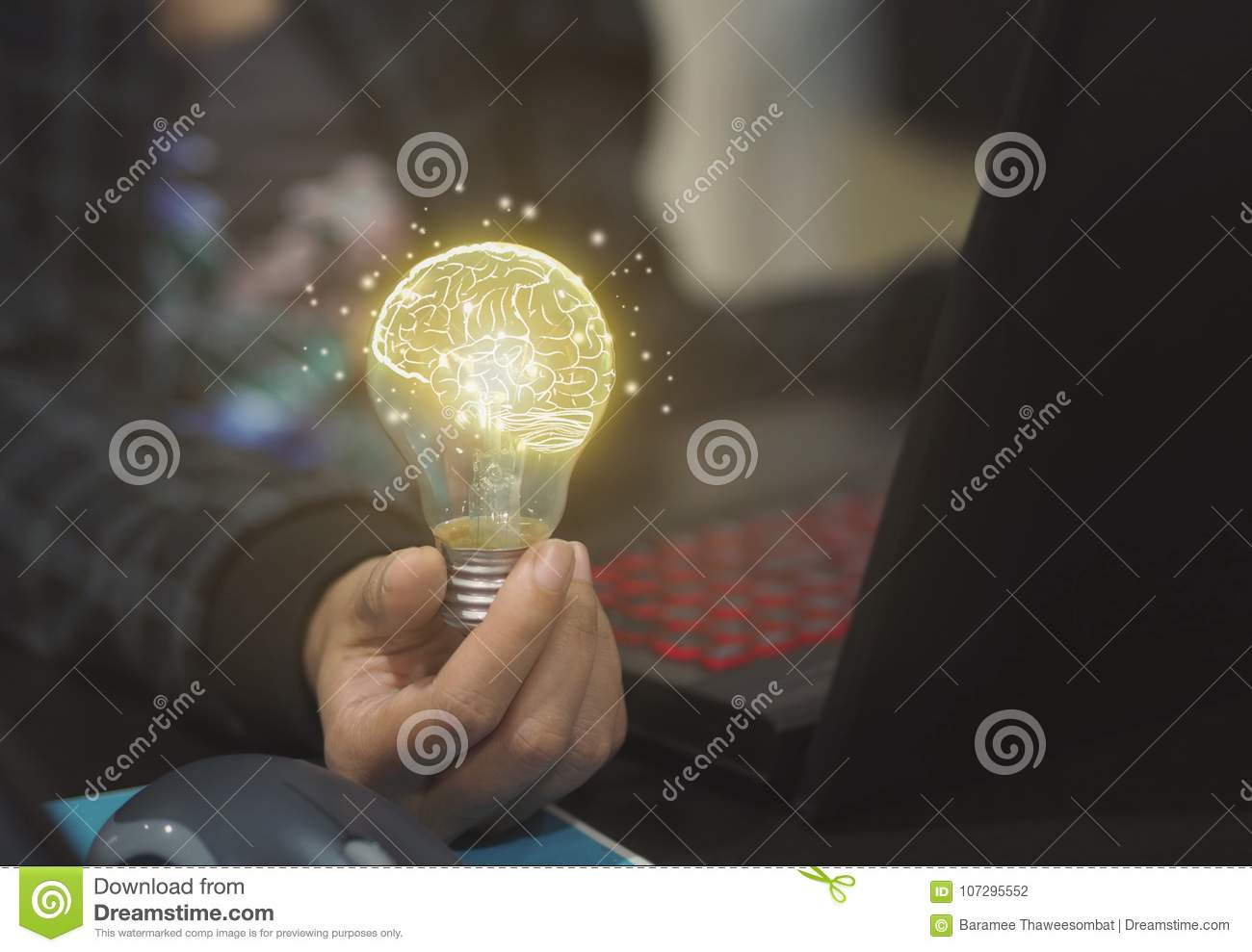 вручите-держать-мозг-электрической-лампочки-идеи-сыгранности-107295552.jpg